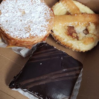 Panaderia Latina Bakery - Apple pie, flakey pastry with dulche de leche, and chocolate fudge cake - Bakeries Near Me - Vancouver, British Columbia Panaderia Latina Bakery - Apple pie, flakey pastry with dulche de leche, and chocolate fudge cake - Bakeries Near Me - Vancouver, British Columbia