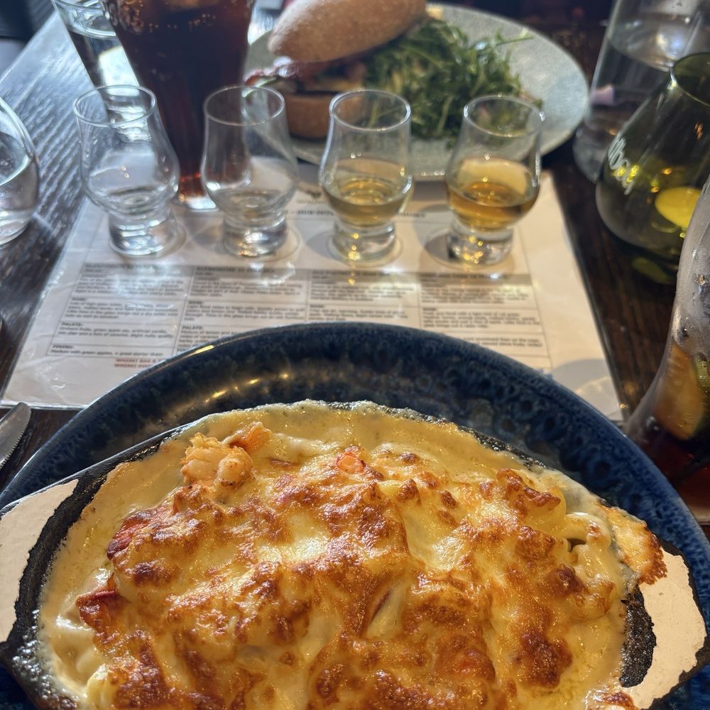 Lobster Mac & cheese, whisky flight and sandwich Lobster Mac & cheese, whisky flight and sandwich
