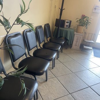 Pierce Street Deli - Waiting front area with radio - Delis Near Me - Kingston, Pennsylvania
