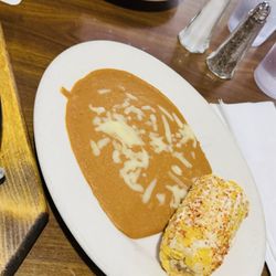 La Joya Bar & Grill - Frijoles refritos y en el fondo unas flautas quemadas