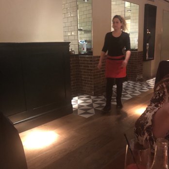 Pizza Express - GIRL, turn around - the kitchen is literally right behind you. COMMUNICATION IS THE NUMBER ONE KEY TO A SUCCESSFUL RESTAURANT. - Pizza Near Me - London, XGL