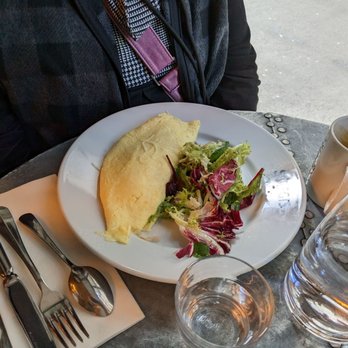 Café Saint-Régis - Omelette and salad - French Near Me - Paris, 75