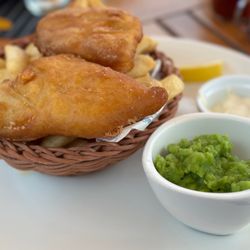 香港遊艇會 - Fish and Chips with mushy peas