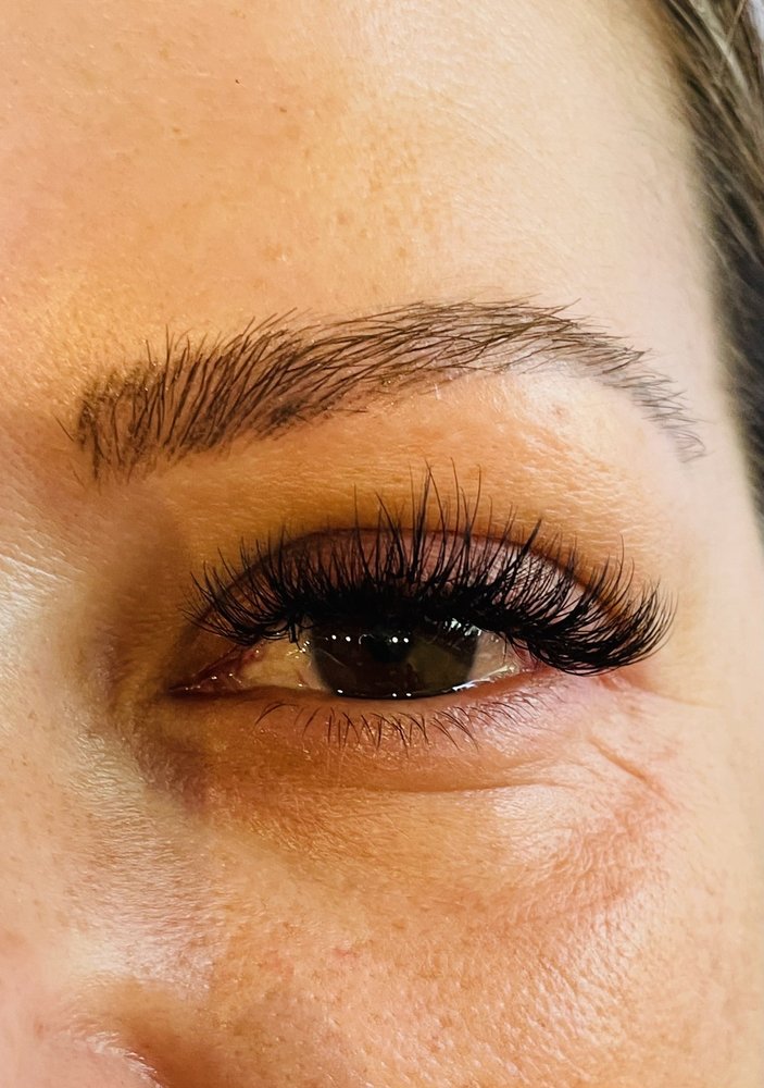 Henny Eyelash Extensions  Logo