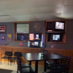Hideaway Lounge - If you like any kind of hip hop/ R&B this ain't the place for you!