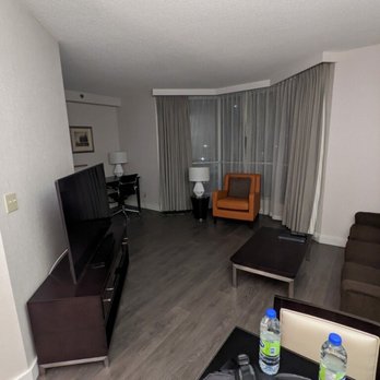 Hilton Toronto/Markham Suites Conference Centre & Spa - Living room - Hotels Near Me - Markham, Ontario