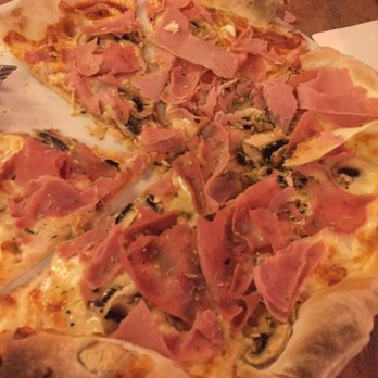 Di Casa - Mushroom and ham Pizza as well only €1.50 extra for all that topping. Perfectly cooked and great thin crust - Pizza Near Me - Lisbon, 11 Di Casa - Mushroom and ham Pizza as well only €1.50 extra for all that topping. Perfectly cooked and great thin crust - Pizza Near Me - Lisbon, 11