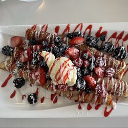 Leo's Brunch House - Berry Bliss crêpes and chicken, fried steak and eggs!!!!    Delicious !!!