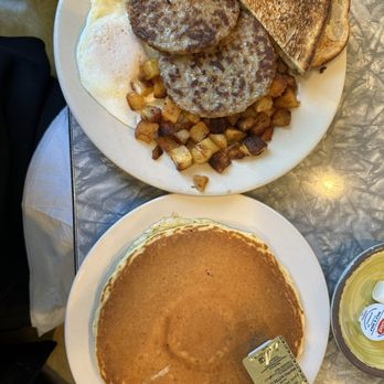 Henrys Diner - Diners Near Me - Burlington, Vermont