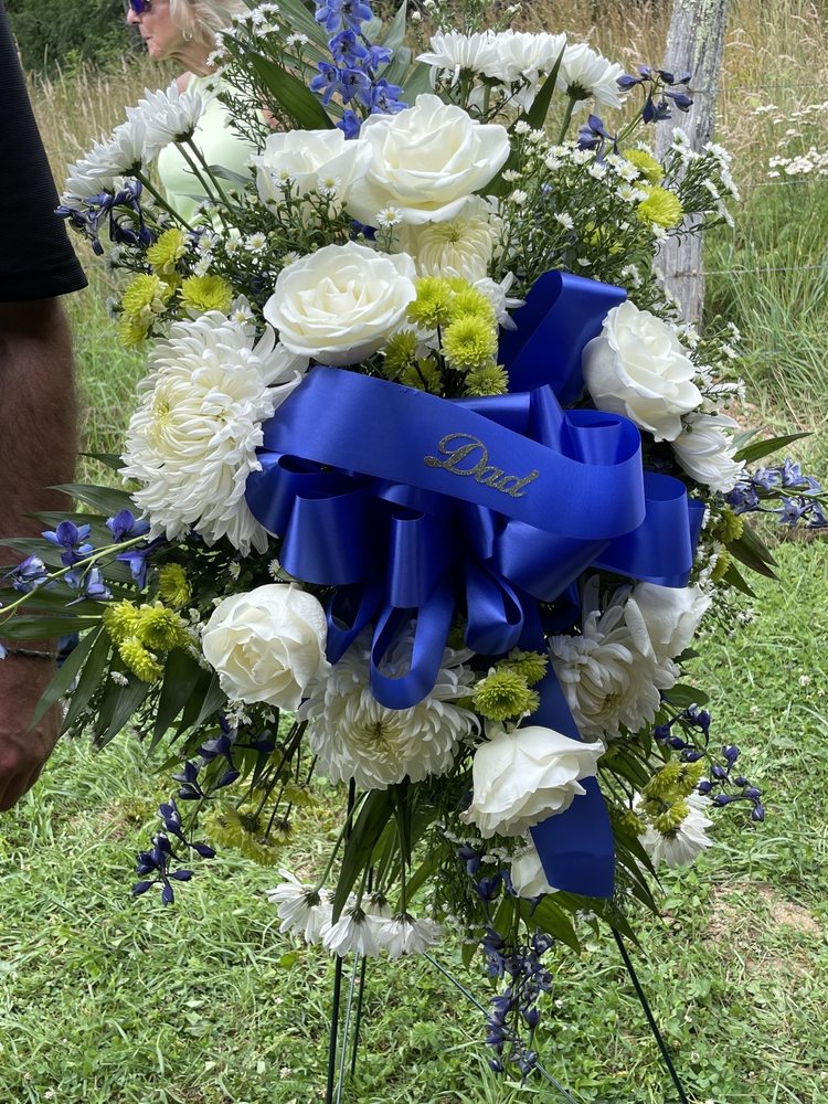 ANITA’S FLOWER SHOP Updated August 2024 17 Photos 25 E Main St