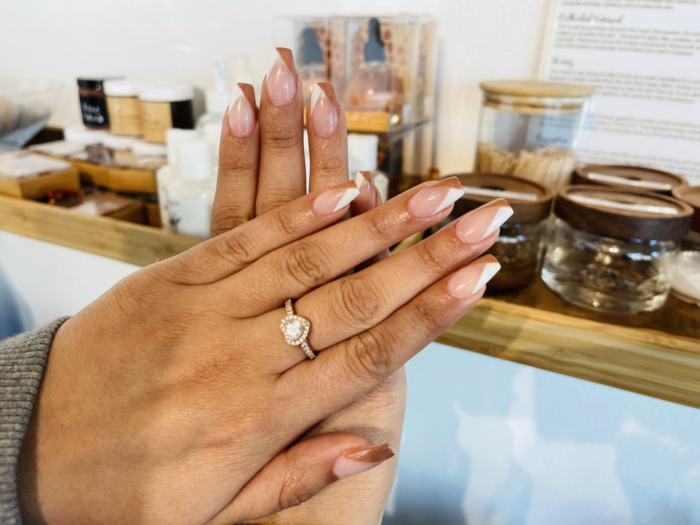 Nailicious Nails Studio Logo