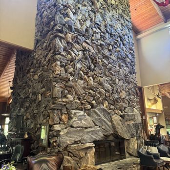 Ironstone Gold Leaf Bistro - Biggest fireplace I've ever seen! - Pizza Near Me - Murphys, California