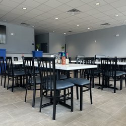 Ladna 88 - Dining room with booths and tables