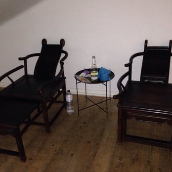 The Independente Hostel & Suites - Chairs in suite 2 - Hostels Near Me - Lisbon, 11