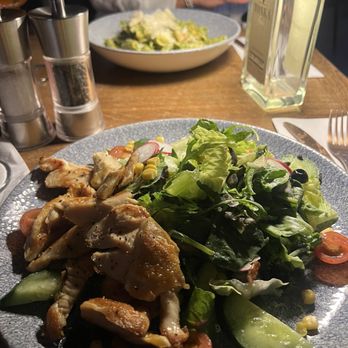 Mélange - Spring salad with chicken and the pesto pasta - Cafes Near Me - Hamburg, HH Mélange - Spring salad with chicken and the pesto pasta - Cafes Near Me - Hamburg, HH