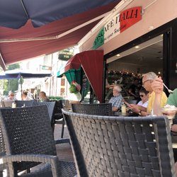 Eiscafe Italia - Das Eiscafé von der Straße aus gesehen.