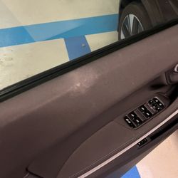 Hertz - Grime/grease on door, car had crumbs, paperwork from previous renter, broken key fob inside.