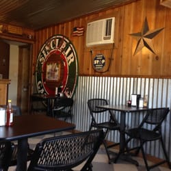 Duncan's Smoke House - Little table and chairs
