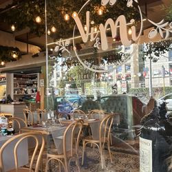 Vi & Mi - Bar and seating