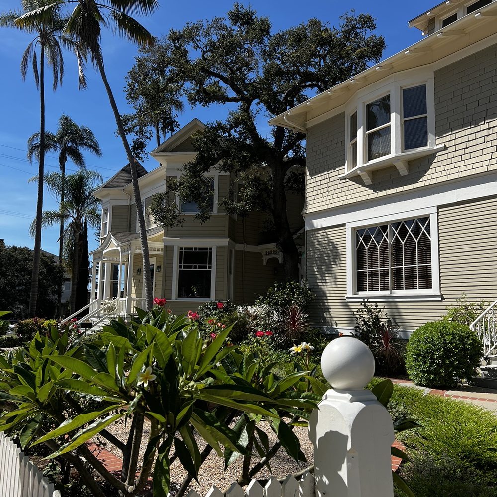 Cheshire Cat Inn - View of both houses. - Bed & Breakfast Near Me - Santa Barbara, California