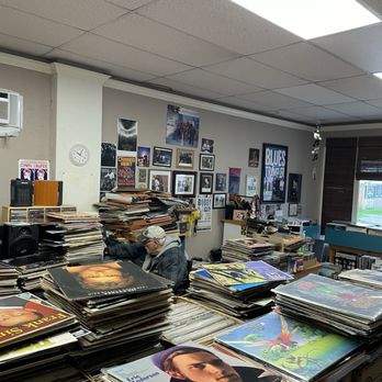 Vinyl Revolutions - A bit crowded - Vinyl Records Near Me - Grants Pass, Oregon Vinyl Revolutions - A bit crowded - Vinyl Records Near Me - Grants Pass, Oregon