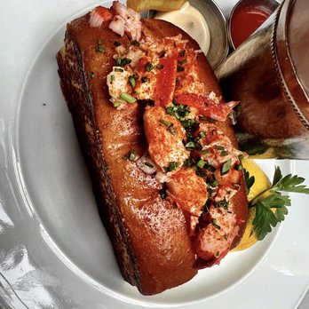 RH Courtyard Restaurant at RH Nashville - Lobster roll - Wine Bars Near Me - Nashville, Tennessee RH Courtyard Restaurant at RH Nashville - Lobster roll - Wine Bars Near Me - Nashville, Tennessee