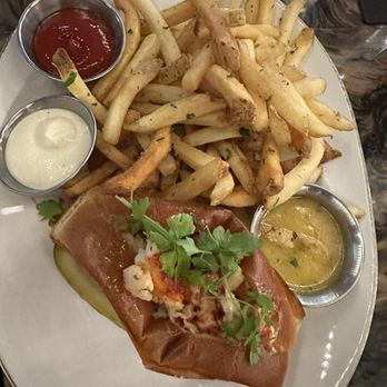 Francois Frankie - Lobster roll & fries - French Near Me - Chicago, Illinois