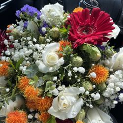 Main Street Flowers - This arrangement is exactly what I was looking for. They asked me what I was looking for & it came out beautiful !