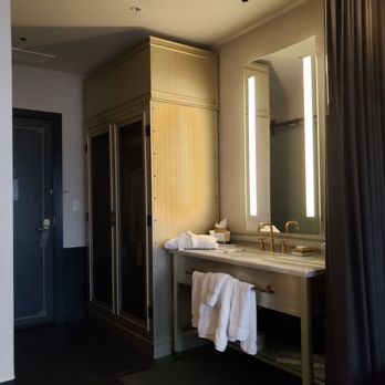 WATERMARK Baton Rouge, Autograph Collection - Vanity/closet area - Hotels Near Me - Baton Rouge, Louisiana WATERMARK Baton Rouge, Autograph Collection - Vanity/closet area - Hotels Near Me - Baton Rouge, Louisiana