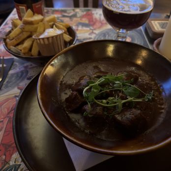 Elfde Gebod Riverside - Traditional beef stew and fries - Pubs Near Me - Antwerp, VAN