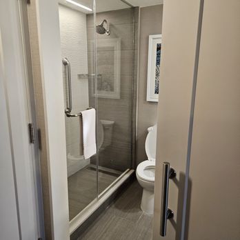Hilton DFW Lakes Executive Conference Center - Remodeled bathroom - Hotels Near Me - Grapevine, Texas Hilton DFW Lakes Executive Conference Center - Remodeled bathroom - Hotels Near Me - Grapevine, Texas