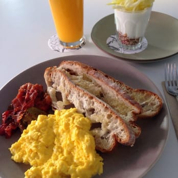 Federal - Revueltos con tomate de horno. Yogur, y zumo de naranja - Breakfast & Brunch Near Me - Madrid, M