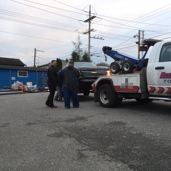 Road Rescue Towing - The employees checking out the damage to my Suburban. - Towing Near Me - Everett, Washington Road Rescue Towing - The employees checking out the damage to my Suburban. - Towing Near Me - Everett, Washington