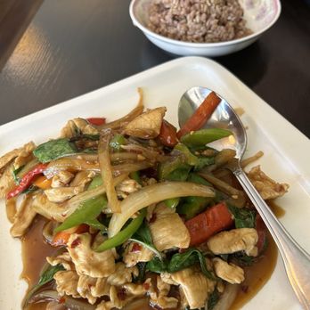 Sisaket Thai Kitchen - Basil chicken - Thai Near Me - Martinez, California
