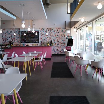 Roll'd Up - Inside the shop - Ice Cream & Frozen Yogurt Near Me - Ottawa, Ontario