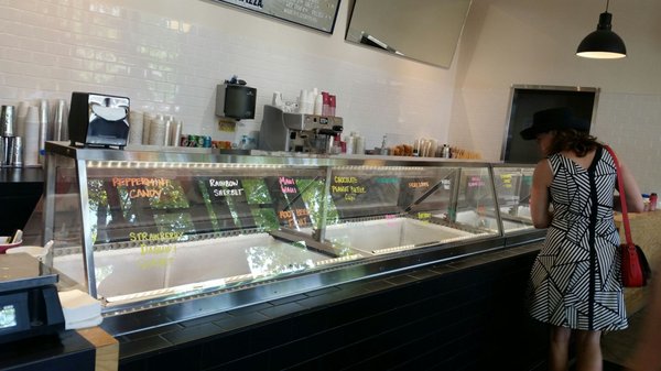 Scoop Du Jour Ice Creamery by null