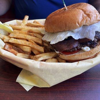 Cambria New Diner - Blue Cheese Bacon Burger - American Near Me - Cambria, California