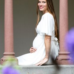 Las Perlitas - Umstandsbrautkleid mit Flügelärmeln und Bindeband - es wächst mit und feiert deinen Bauch, statt ihn zu verstecken.