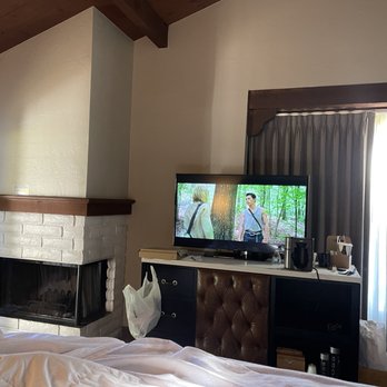 Oceanpoint Ranch - King bed facing the TV and fireplace - Hotels Near Me - Cambria, California Oceanpoint Ranch - King bed facing the TV and fireplace - Hotels Near Me - Cambria, California