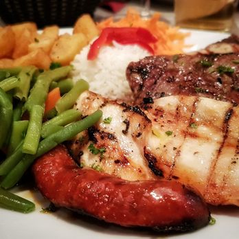 Casa del Sabor - Gegrillte Fleischplatte mit Schwein, Rind, Geflügel und Chorizo. Dazu Gemüse, hausgemachte Pommes und Reis. - Portuguese Near Me - Hamburg, HH