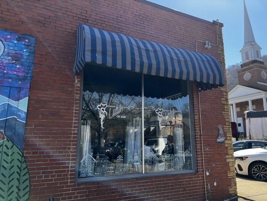 Lulu's On Main by null