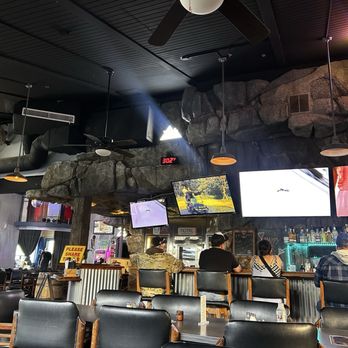 Marni's - Dining area - Sports Bars Near Me - Seal Beach, California