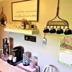 Roberts' Roost Country Guest House - NEW! Keurig Coffee Bar with assorted coffees, teas and hot chocolate.