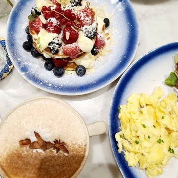 Azur café - Scramble Eggs, Classic Pancakes with fruits and Chai Latte - Breakfast & Brunch Near Me - Paris