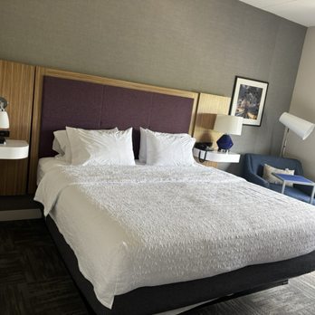 Hampton Inn & Suites Warrington Horsham - Our king side bed - Hotels Near Me - Warrington, Pennsylvania Hampton Inn & Suites Warrington Horsham - Our king side bed - Hotels Near Me - Warrington, Pennsylvania