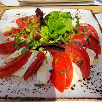 C und M Cafe Restaurant - Caprese salad - Coffee & Tea Near Me - Grindelwald, BE