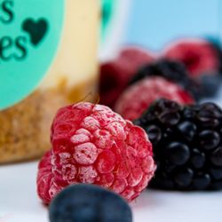 Perú Vibes N’ Bites - Frutos del bosque vibes - pie de limón con salsa (coulis) de frutos rojos