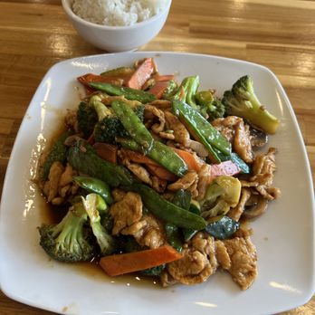 Yue Bai Wei - Chicken and Mixed Vegetables. Scrumptious sauce, fresh veggies, large portion for less then $16! - Chinese Near Me - Pittsburgh, Pennsylvania Yue Bai Wei - Chicken and Mixed Vegetables. Scrumptious sauce, fresh veggies, large portion for less then $16! - Chinese Near Me - Pittsburgh, Pennsylvania