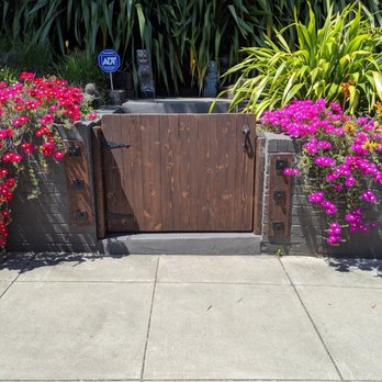 Green Habitats - Entrance with cascading flowers - Landscaping Near Me Green Habitats - Entrance with cascading flowers - Landscaping Near Me