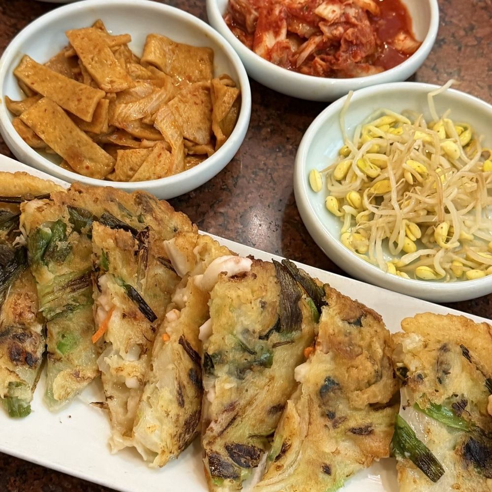 A5. Seafood Pancake / 해물파전 (모듬해산물, 양념간장) A5. Seafood Pancake / 해물파전 (모듬해산물, 양념간장)